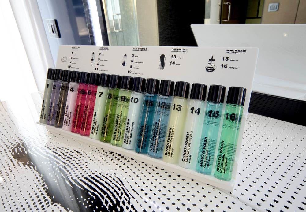 Hotel Palazzo Matteotti, The Dedica Anthology, Autograph Collection Mailand Exterior foto A selection of toiletries